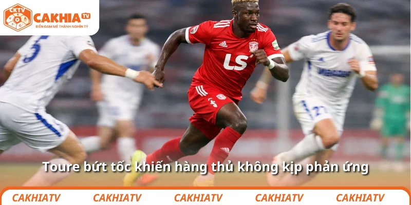 Toure bứt tốc khiến hàng thủ không kịp phản ứng